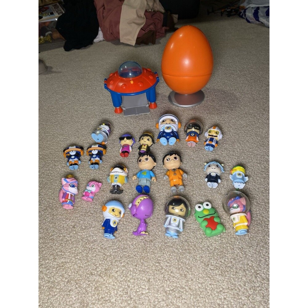 Ryan's World Galaxy Explorers Titan Universe 20 Figures Spaceship & Egg